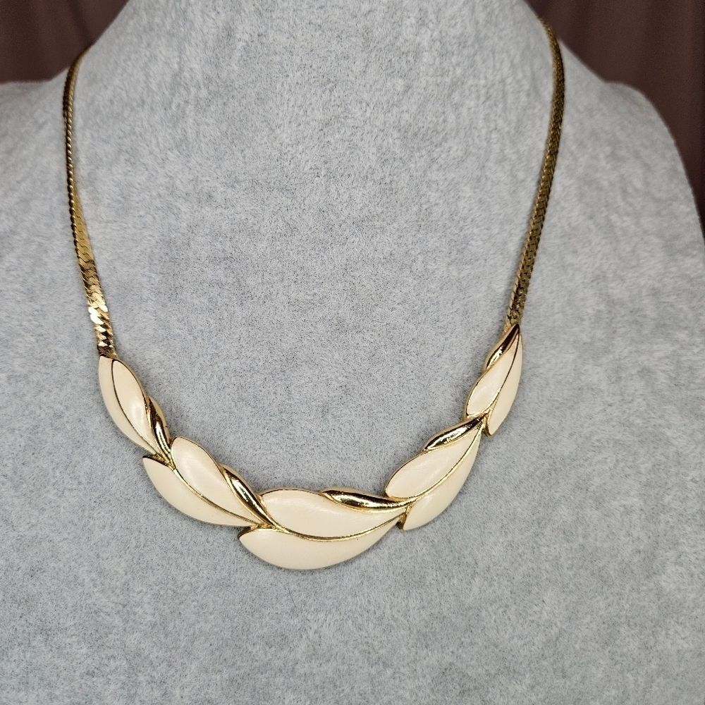 Trifari Vintage Leaves Cream Enamel And Gold Tone Necklace 80s-90s